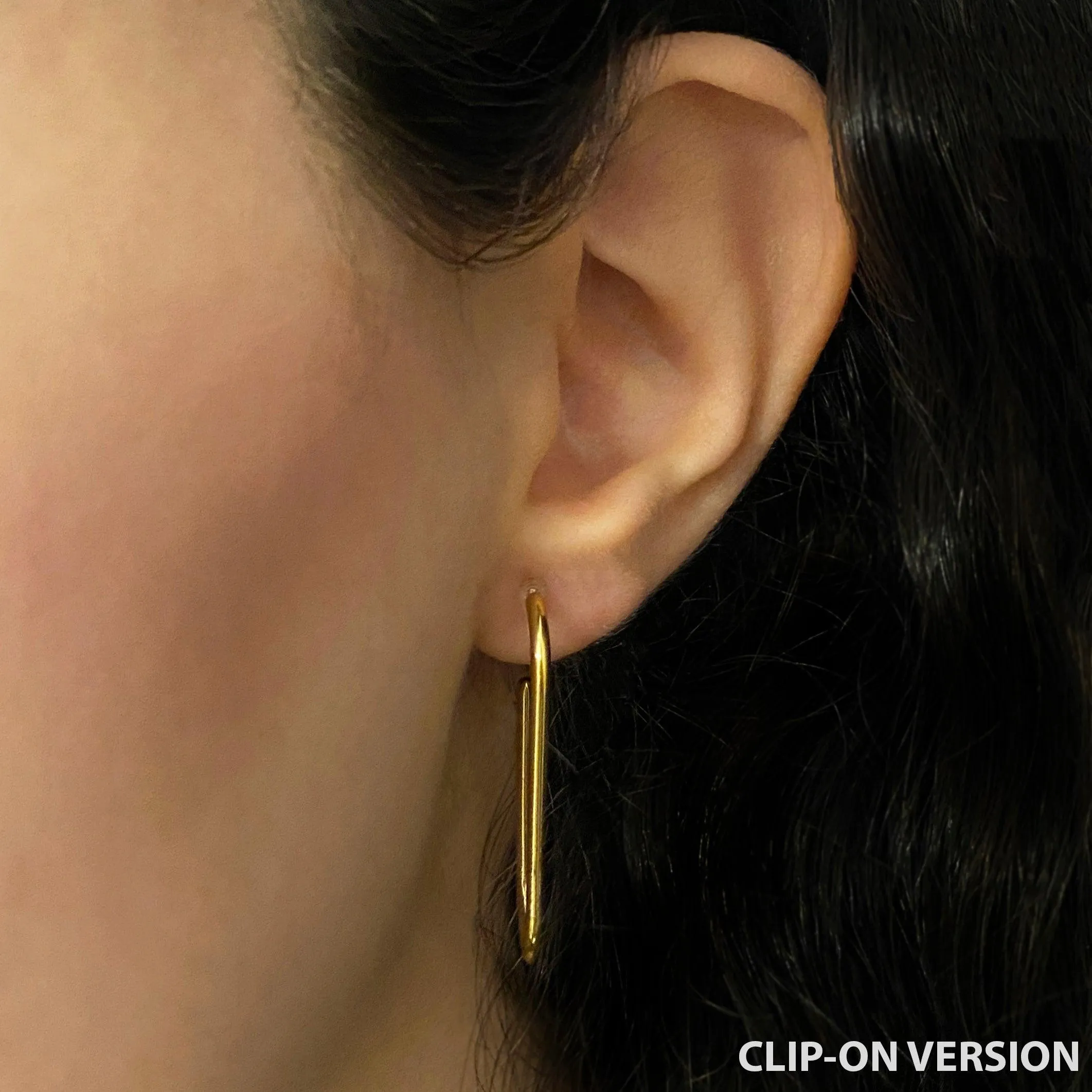 LARGE OVAL HOOP EARRINGS IN GOLD